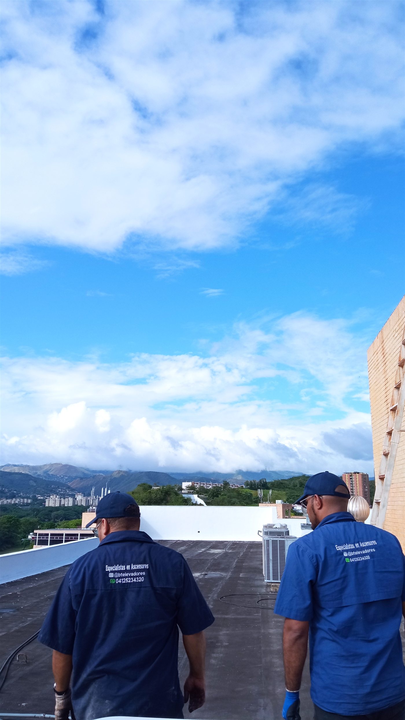 Dos integrantes del equipo técnico de B&T Elevadores en una visita de campo